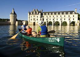 Canoe on the loire river under the arches of chenonceau castle