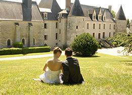 romantic couple reignac castle loire valley