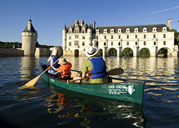 Canoe on the loire river and pass under the arches of chenonceau castle